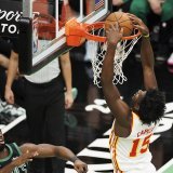 Clint Capela au dunk sous les yeux de Jaylen Brown. KEYSTONE/EPA/CJ GUNTHER
